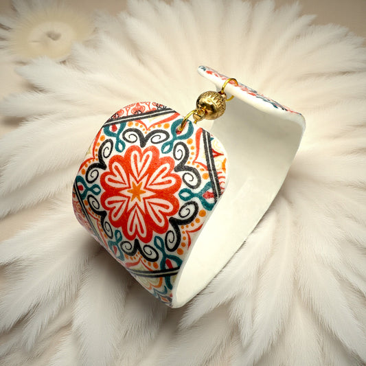 These Pretty Things Jaipur Cuff sat on a beige colour feather boa.